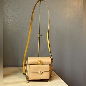 REBECCA MINKOFF CREAM AND YELLOW CÁMARA STYLE BAG.